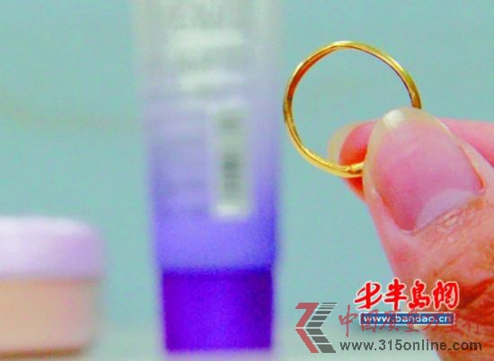 化妝品中含汞,可能是導致金戒指出現白斑的原因。 化妝品中含汞,可能是導致金戒指出現白斑的原因。