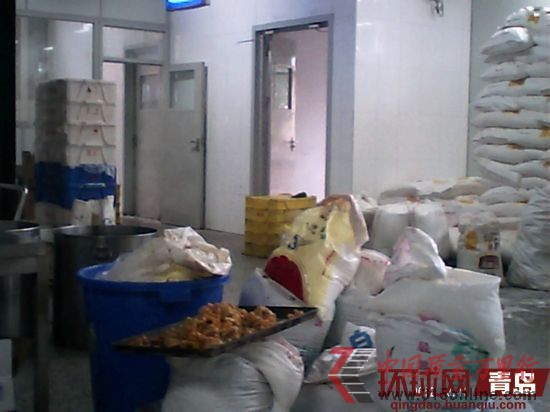 月餅制作車(chē)間原料隨便擺放 月餅制作車(chē)間原料隨便擺放
