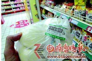 超市里賣的饅頭,日期標在不干膠標簽上。 超市里賣的饅頭,日期標在不干膠標簽上。
