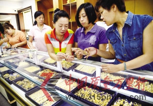 連日來,黃金價(jià)格出現(xiàn)慣性上漲,市民的投資情緒也隨之升高。 連日來,黃金價(jià)格出現(xiàn)慣性上漲,市民的投資情緒也隨之升高。