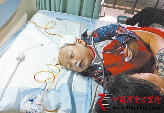 圖2為幼兒正在醫(yī)院搶救的情景。資料圖片