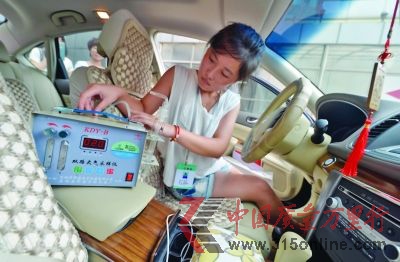 同一車內不同溫度下檢測污染。 宋嶠 攝 同一車內不同溫度下檢測污染。 宋嶠 攝