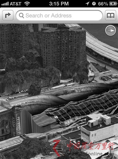 在蘋(píng)果地圖中,建筑和公路嚴(yán)重變形。