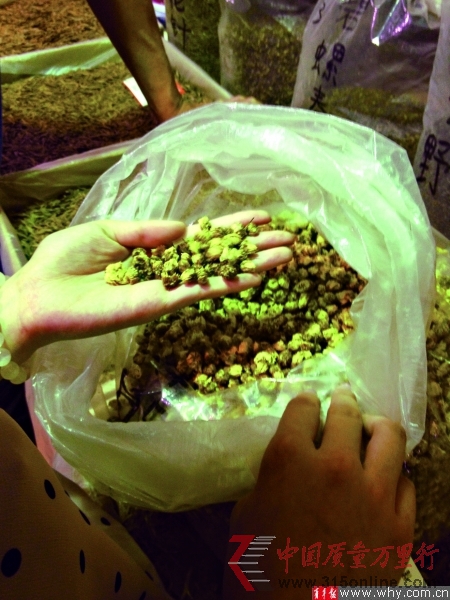 大寧茶城燈光發(fā)黃,散裝菊花顏色偏黃。 大寧茶城燈光發(fā)黃,散裝菊花顏色偏黃。