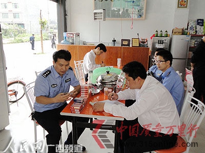 圖為:聯(lián)合檢查組暫扣無(wú)證卷煙現(xiàn)場(chǎng)。