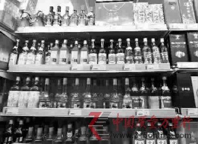 申城多家超市已難覓酒鬼酒蹤影。 見習(xí)記者 陳夢(mèng)澤 攝