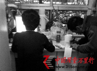 探秘假牙黑作坊:成本幾十元到醫院賣六千