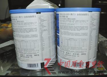 劉先生之前買的奶粉和近日買的奶粉白標(biāo)對(duì)比。 劉先生之前買的奶粉和近日買的奶粉白標(biāo)對(duì)比。