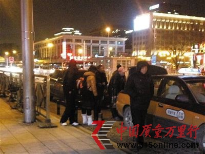 昨日下午5時30分許,北京站廣場“出租車候車區(qū)”東側20米處,多輛空出租車停在路邊,司機在車旁攬客。 昨日下午5時30分許,北京站廣場“出租車候車區(qū)”東側20米處,多輛空出租車停在路邊,司機在車旁攬客。