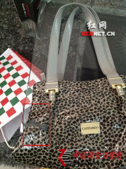 王小姐稱,花費(fèi)2000元購(gòu)買的卡丹路手提包出現(xiàn)“起皮”無(wú)處維修 王小姐稱,花費(fèi)2000元購(gòu)買的卡丹路手提包出現(xiàn)“起皮”無(wú)處維修