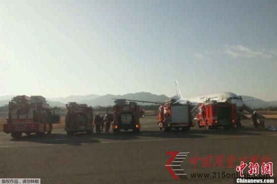 當(dāng)?shù)貢r(shí)間1月16日早晨8點(diǎn)45分左右,一架從山口宇部機(jī)場(chǎng)飛往羽田機(jī)場(chǎng)的全日空波音787客機(jī)機(jī)艙內(nèi)冒煙,在高松機(jī)場(chǎng)緊急降落。全日空方面稱,機(jī)上乘客和機(jī)組人員共137人無(wú)人受傷。(事故飛機(jī)上乘客手機(jī)拍攝)