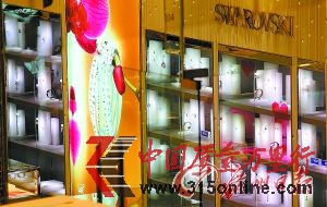 廣州地區(qū)的高檔仿真飾品店。部分曾多年聲稱不做當(dāng)季促銷的品牌,而今7折、5折活動(dòng)種類繁多,折扣幅度巨大。 高檔飾品不景氣 近期5折促銷多 但本報(bào)記者調(diào)查發(fā)現(xiàn)部分品牌毛利仍達(dá)60% 零售業(yè)增速放緩,高檔飾品業(yè)也陷入低迷。隨著春節(jié)臨近,商場(chǎng)里高檔飾品也放下身段大做