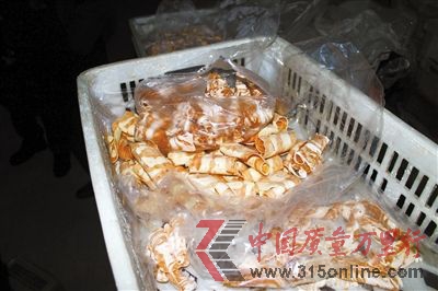在原料中非法添加保水劑、黏合劑、染色劑。原料加工成“牛肉”產(chǎn)品批發(fā)價20多元一斤,加工成“羊肉卷”批發(fā)價為10元一斤。