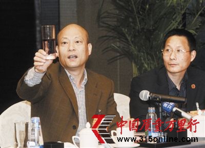 6日,朱張金用花生米泡出黑水。 黃曙林 攝 6日,朱張金用花生米泡出黑水。 黃曙林 攝