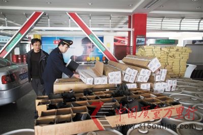 昨日,北京工商部門對銷售圣羅防爆車膜的北京月福汽車裝飾公司進行調查。新京報記者 周崗峰 攝