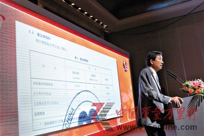 昨日,百勝中國事業(yè)部主席蘇敬軾在北京就子公司肯德基被曝“冰塊比馬桶水臟”做出回應,稱按國家標準,菌落總數(shù)是指示性的,用作參考。新京報記者 侯少卿 攝
