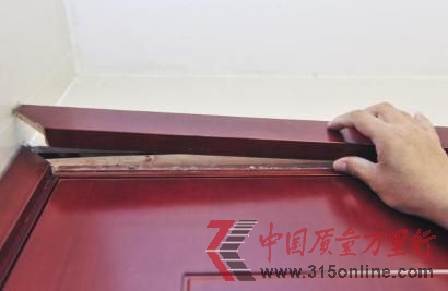 張先生家里的套裝實木門已經(jīng)開裂。(圖片來源:華西都市報)